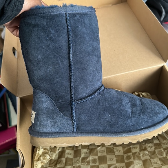 UGG Classic Short Boot - Picture 3 of 8